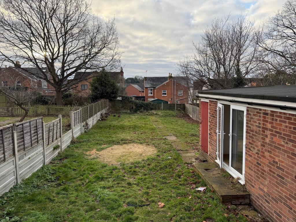 Lot: 40 - DETACHED HOUSE FOR IMPROVEMENT AND REPAIR - Rear garden